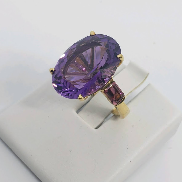 18k Oval Amethyst with Pink Tourmaline in Yellow Gold